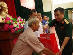Đoàn công tác Bộ Tham mưu Quân khu dâng hương, tặng quà chính sách tại Cao Bằng